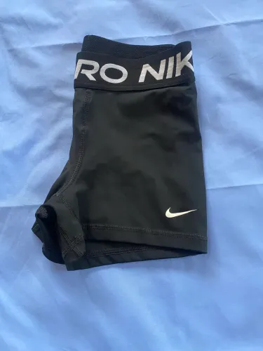 Shorts esportivo NIKE PRO feminino, tamanho P.