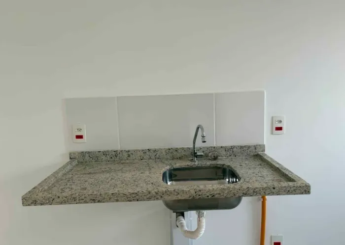 Pia de granito para cozinha com Cuba Inox e torneira