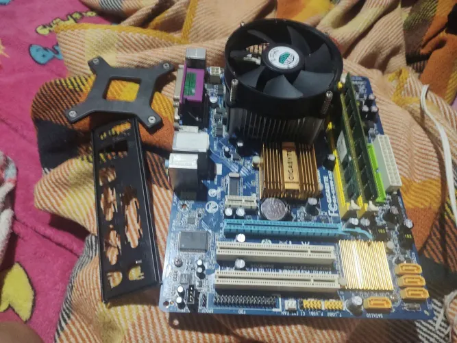Placa mãe GA-G31M-ES2L processador core 2quad 4gb está com defeito pinos tortos não dá vid