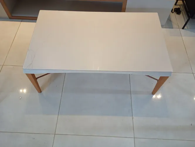 Mesa de centro off-white com tampa de vidro 