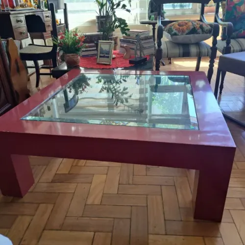 mesa de centro em laca vermelha com vidro (36 x 100 x 100 cm)