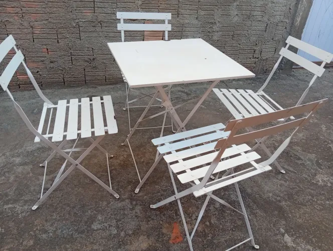 Mesa de ferro com cadeiras 