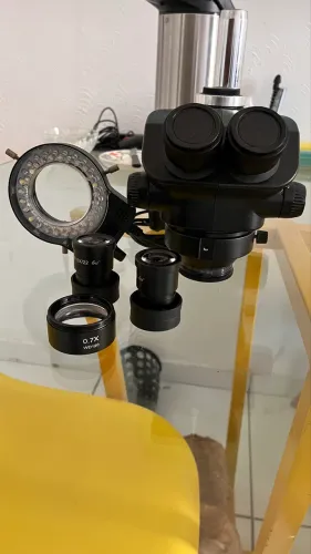 Microscópio Trinocular Simultâneo + Lente 0.7x + LED