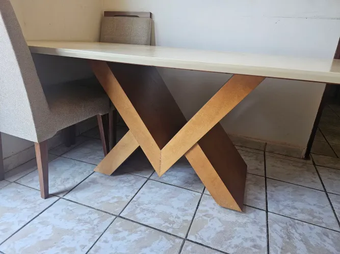 MESA DE MADEIRA COM 6 CADEIRAS