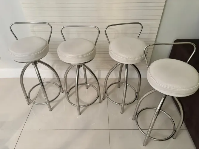 Banqueta em aço inoxidável e Courino Branco