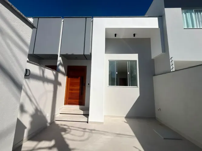 Venda casa linear e moderna no Vale das Palmeiras com 2 quartos por 450 mil