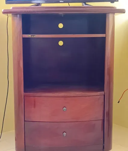 NÃO É  DOAÇÃO!   Rack giratório para TV 