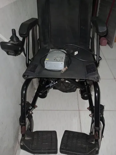Vende-se cadeira de rodas motorizada 