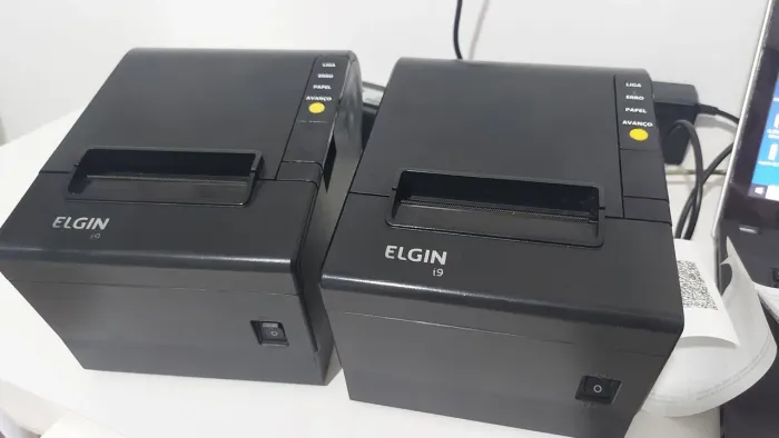 Duas impressoras Elgin i9 com fonte de alimentação