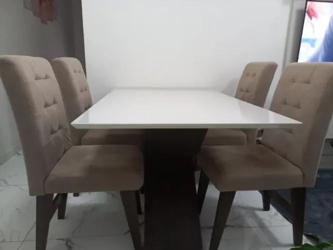 mesa com 4 cadeiras
