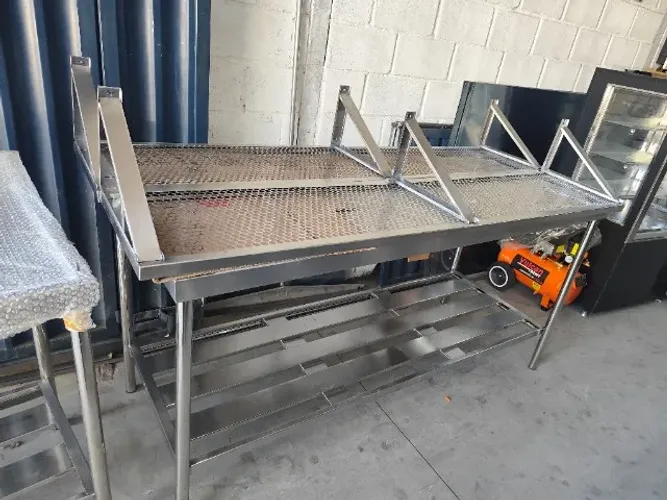 Prateleira suspensa gradeada em inox para apoio operacional, 1,90 m