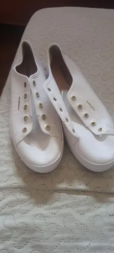 Sapato moleca branco em bom estado