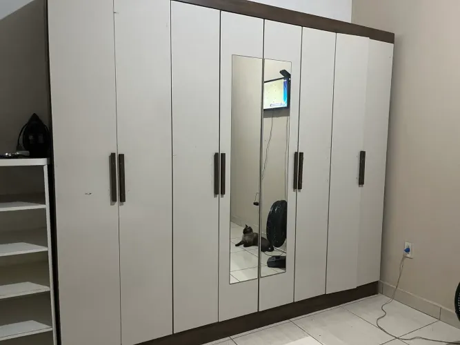 Guarda roupa de casal com espelho