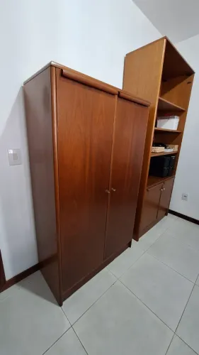 Armário de madeira cerejeira excelente estado de conservação duas portas com chave