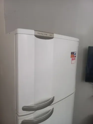 Vende-se geladeira e televisão 