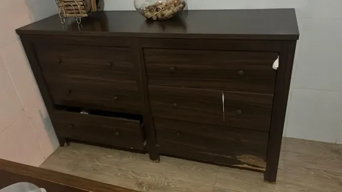 Cômoda grande com várias gavetas