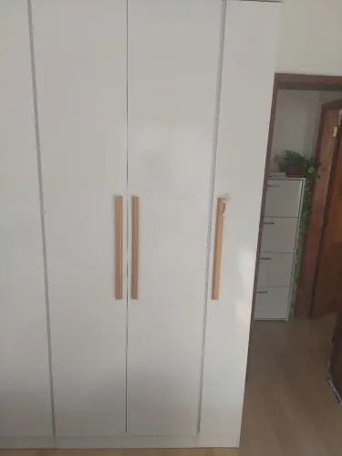 Armário guarda roupa com cabideiro e prateleira