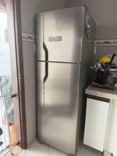Vendo GELADEIRA ELECTROLUX FROS FREE 371L
