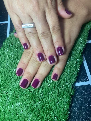Vaga para manicure e cabeleireira 