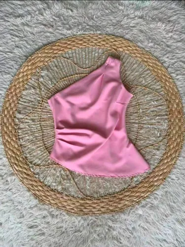 vendo blusa de um ombro acinturada (G) rosa e Scarpin branco (BR38).