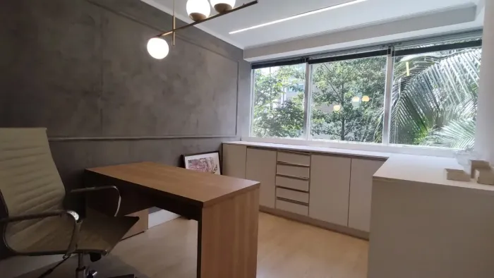 Sala com 67m² com +2 Salas para reuniões /Adm. Possui Copa 2 Vagas Possibilidade de junção