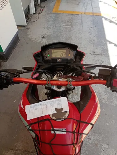 Moto XRE 190 vermelha