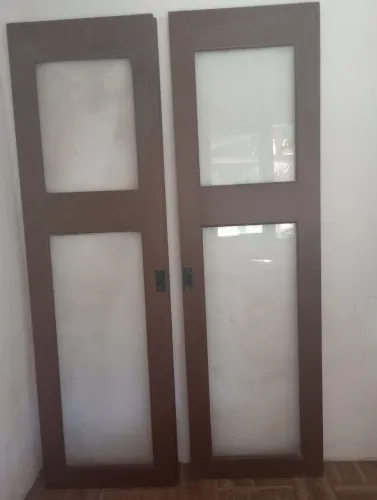 Porta de madeira de correr com vidro e tranca madeira nobre