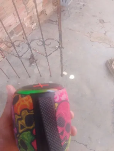 Vende-se caixinha de música resistente à água