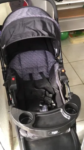 Vendo carrinho de bebê completo com bebê conforto pra carro