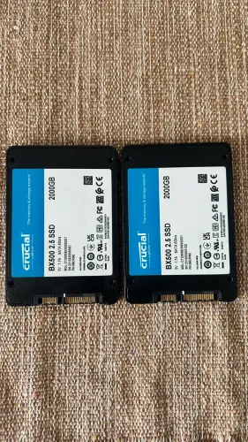 2 SSD sata da crucial, 2TB cada.
