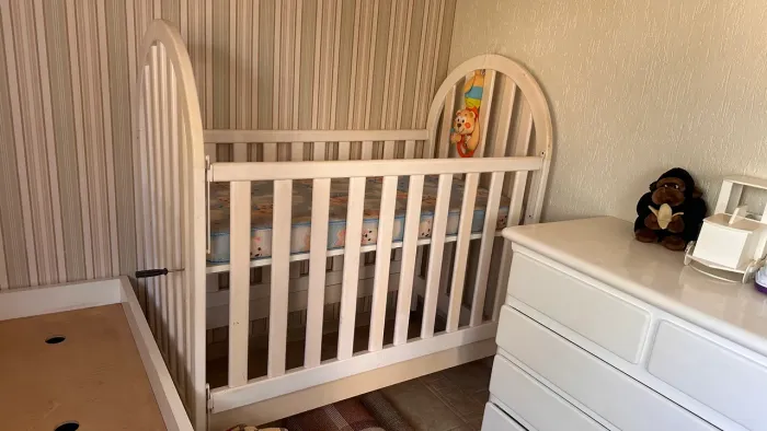 Berço de madeira maciça estilo americano