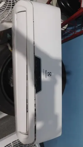Vende-se ar condicionado 9 mil BTUs inverter Eletrolux semi novo com 10 meses de uso