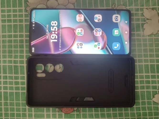 Motorola Edge 30 PRO 12GB/256GB 68W<br><br>Cabe certinho. Tem PRO, tem 68W, tem Snapdragon.