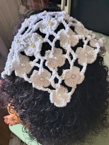 Bandana de florzinhas de crochê