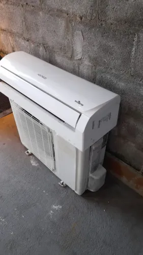 Split Komeco inverter 9 mil BTUs. Gás R410a quente e <br>9 mil BTUs <br>Gás R 410a<br>Quente e Frio