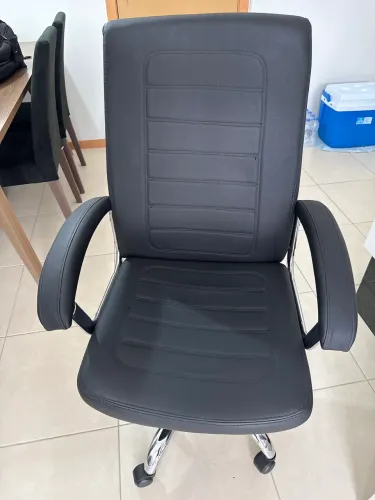 Cadeira de escritório recém reformada - material novo. 