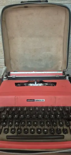 Máquina de escrever Olivetti Lettera 32 portátil 
