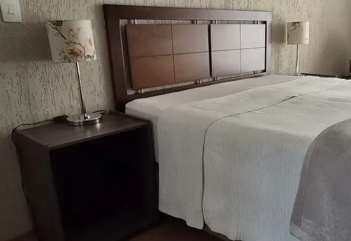 Conjunto Quarto: Cabeceira Madeira Queen + 2 Mesas De Cabeceira Com Rodízio