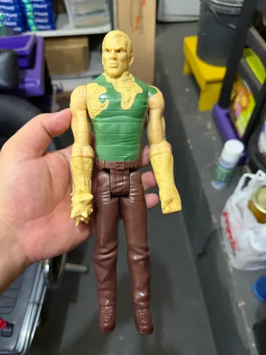 Boneco homem areia 30cm Titan Hero