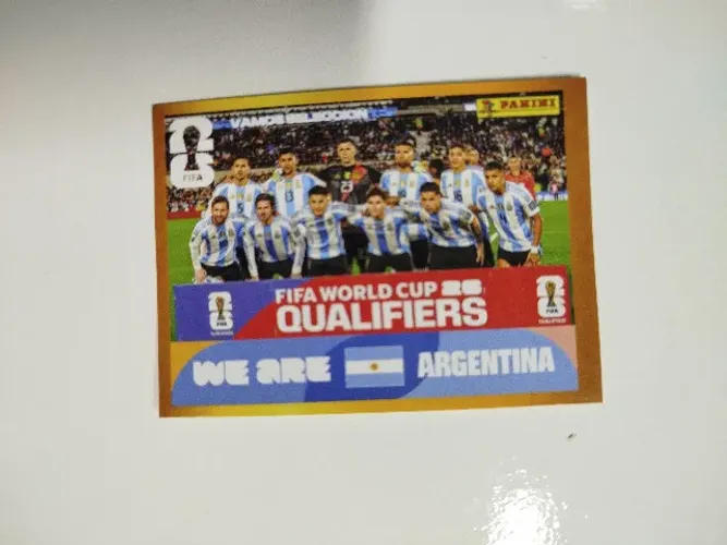 Figurinha da Copa do MUndo de futebol de 2026 perfilada Amarela da Argentina