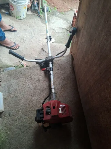 Vendo roçadeira garthen poucas vezes usada valor 900 ela só tá faltando a mola e carritel