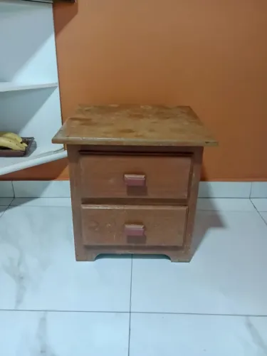 Criado mudo de madeira