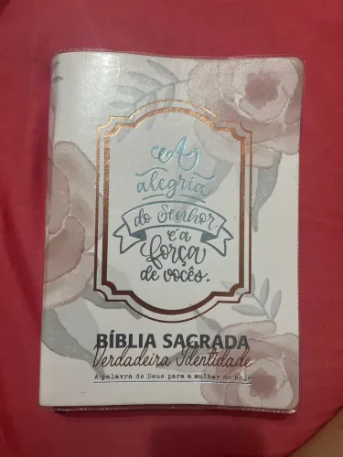 Vendo Bíblia da mulher nova 