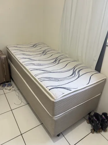 Cama de solteiro seminova