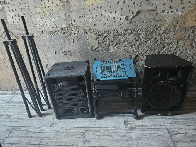 Mesa de som, amplificador, caixas de som, tripé 