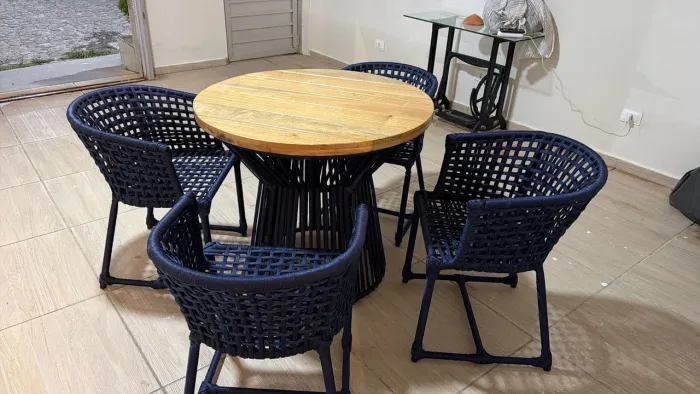 Mesa na cor azul toda em corda náutica