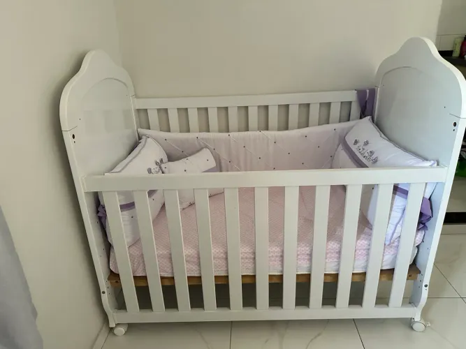 Vendo berço com enxoval completo!