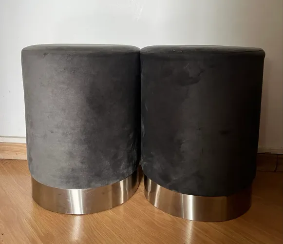 Puffs Cilíndricos Cinza Chumbo com base metálica 