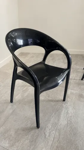 Cadeira preta com braços