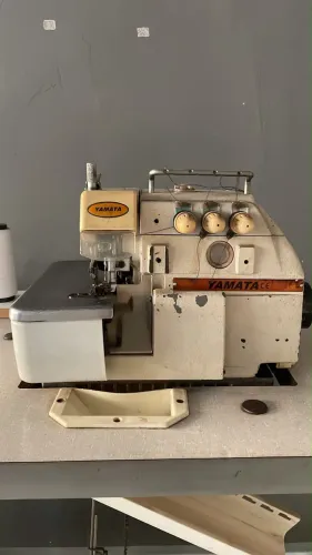 Máquina overloque industrial Yamata